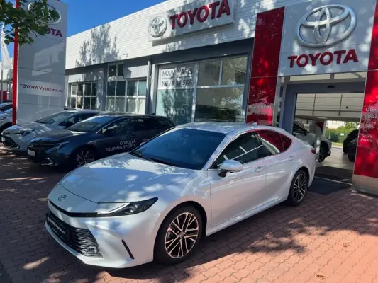 Toyota Camry 2.5L Hybrid 230 koní, bílá perleťová - Executive