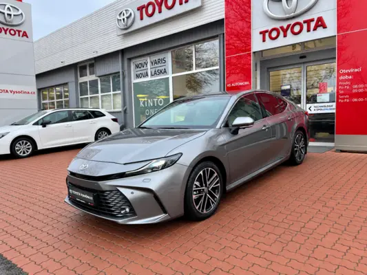 Toyota Camry 2.5L Hybrid 230 koní, stříbrnošedá - Executive